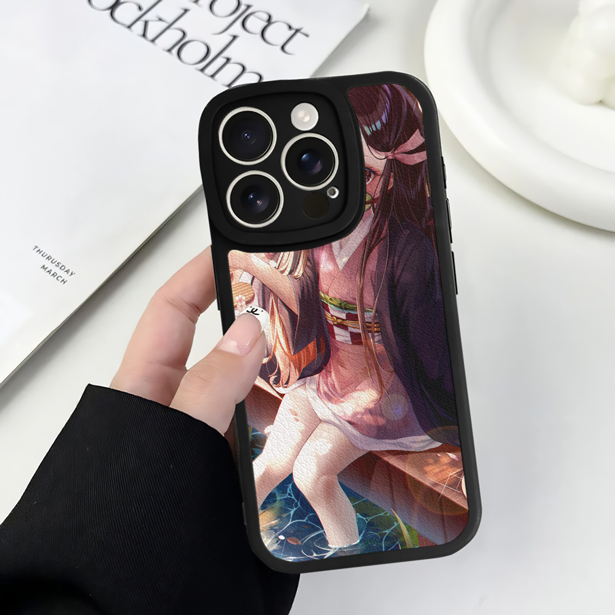 （画像用） 鬼滅の刃（きめつのやいば）竈門 禰󠄀豆子／かまど ねずこ Kamado Nezuko 【iPhone 16シリーズ対応】シリコンスマホケース（レザー調） 材質：シリコン